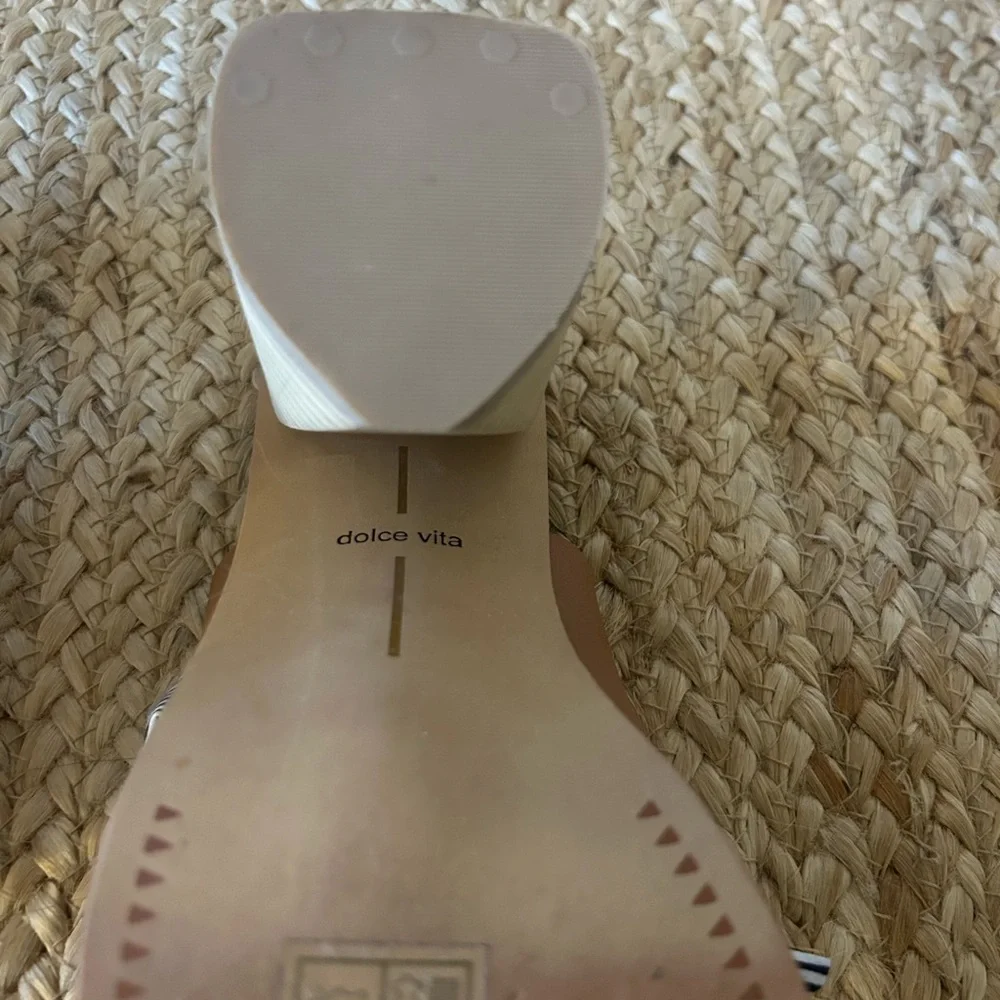 Dolce Vita tie up sandals. Size 8.5. - Picture 6 of 6